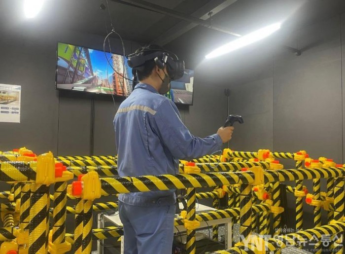 (2) 교육참여자가 VR 안전교육시설을 체험하고 있다.jpg